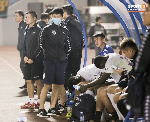 Đình Trọng vừa ăn kẹo mút, vừa đăm chiêu trong ngày Hà Nội FC thất bại - Ảnh 2.