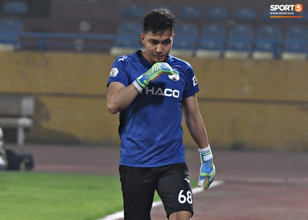Thủ thành của HAGL có biểu hiện ho trong suốt trận đấu, bất ngờ với lý do đằng sau - Ảnh 3.
