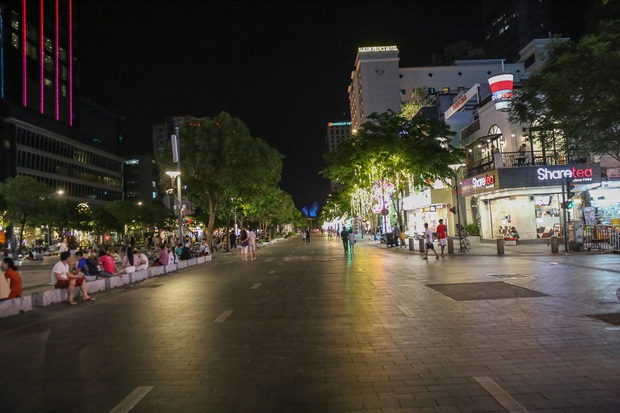 Phố đi bộ Nguyễn Huệ vắng chưa từng thấy vào tối Chủ nhật - Ảnh 4.