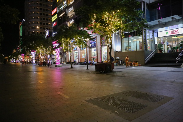 Phố đi bộ Nguyễn Huệ vắng chưa từng thấy vào tối Chủ nhật - Ảnh 13.