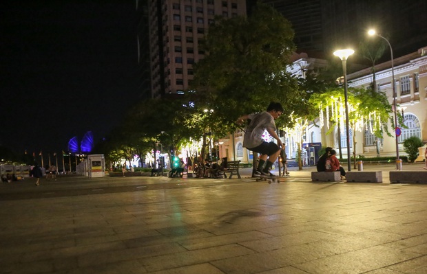 Phố đi bộ Nguyễn Huệ vắng chưa từng thấy vào tối Chủ nhật - Ảnh 17.