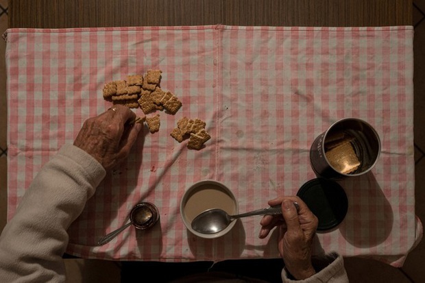 Đời sống thường nhật bên trong khu cách ly Covid-19 ở Italy - Ảnh 14.