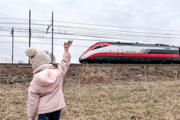 Đời sống thường nhật bên trong khu cách ly Covid-19 ở Italy - Ảnh 24.