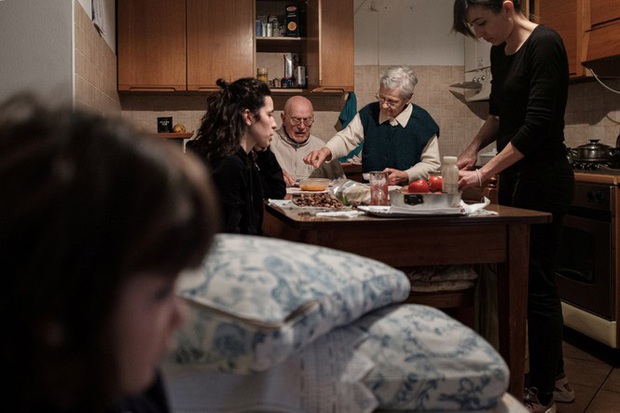 Đời sống thường nhật bên trong khu cách ly Covid-19 ở Italy - Ảnh 7.