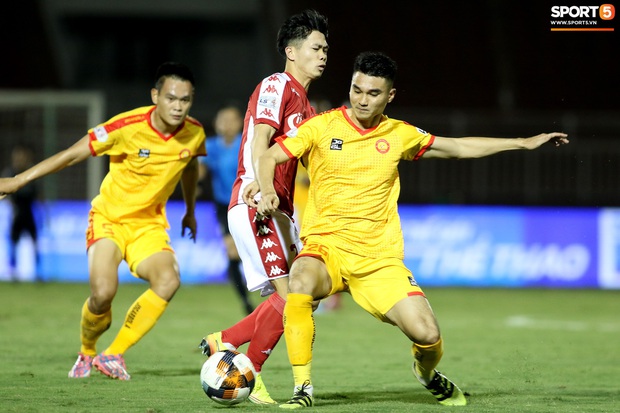 Đội Thanh Hóa triển khai Catenaccio bóp nghẹt Công Phượng, nhưng vẫn thua vì không được trọng tài hậu thuẫn - Ảnh 4.