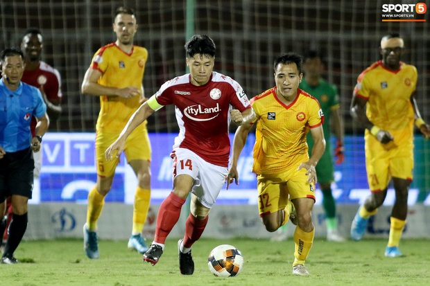 Đội Thanh Hóa triển khai Catenaccio bóp nghẹt Công Phượng, nhưng vẫn thua vì không được trọng tài hậu thuẫn - Ảnh 7.
