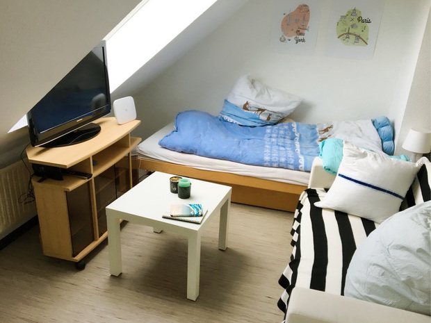 Chỉ một thay đổi nhỏ, chàng trai đã biến căn gác mái chật chội của mình trở nên xinh xắn, thoáng đãng gấp bội - Ảnh 3.