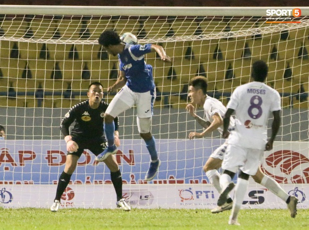 Đồng đội Quang Hải ăn mừng kiểu bịt miệng gây tò mò vì nhạy cảm giữa thời dịch Covid-19 - Ảnh 8.