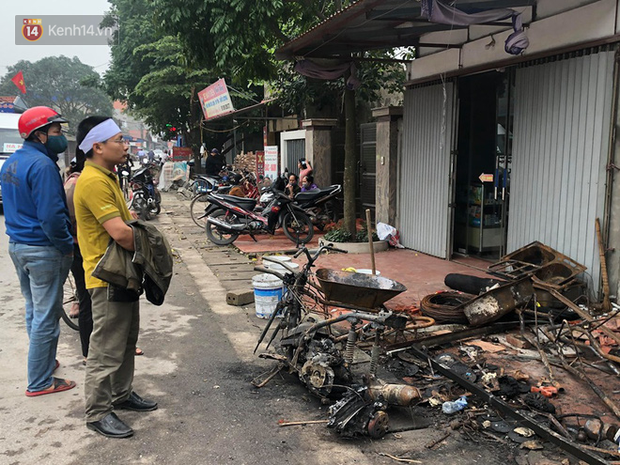 Người cháu nặng lòng kể lại giây phút bất lực nhìn gia đình chú ruột chìm trong biển lửa: Nửa đêm tôi bơi qua hồ nước, lấy xà beng phá cửa nhưng bất lực - Ảnh 8.