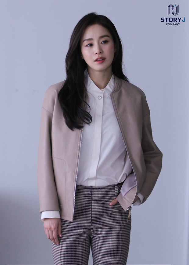 Bộ ảnh hậu trường gây xôn xao của mẹ bỉm sữa Kim Tae Hee: Nhan sắc vẫn đỉnh thế này, nói mẹ 2 con ai tin? - Ảnh 2.