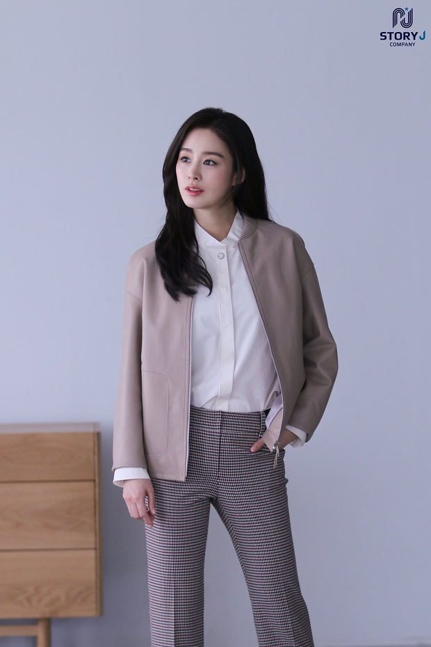 Bộ ảnh hậu trường gây xôn xao của mẹ bỉm sữa Kim Tae Hee: Nhan sắc vẫn đỉnh thế này, nói mẹ 2 con ai tin? - Ảnh 3.