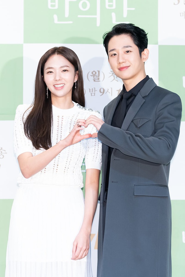 Jung Hae In cực điển trai ở họp báo ra mắt phim mới của tvN, thú nhận chưa yêu đơn phương bao giờ vì toàn bách phát bách trúng - Ảnh 3.