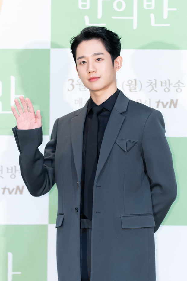 Jung Hae In cực điển trai ở họp báo ra mắt phim mới của tvN, thú nhận chưa yêu đơn phương bao giờ vì toàn bách phát bách trúng - Ảnh 1.