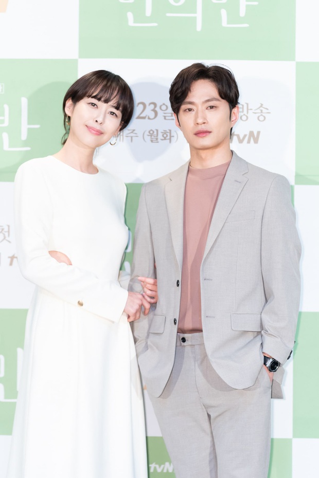 Jung Hae In cực điển trai ở họp báo ra mắt phim mới của tvN, thú nhận chưa yêu đơn phương bao giờ vì toàn bách phát bách trúng - Ảnh 4.