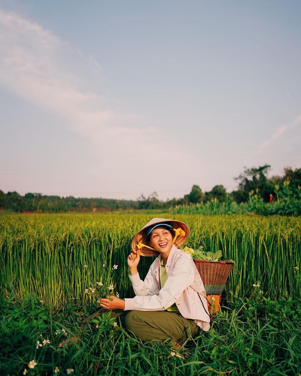 HHen Niê khoe tóc uốn gợn sóng xịn sò như làm ở tiệm, dân tình há hốc vì công cụ tận dụng từ vật không ai ngờ đến - Ảnh 5.