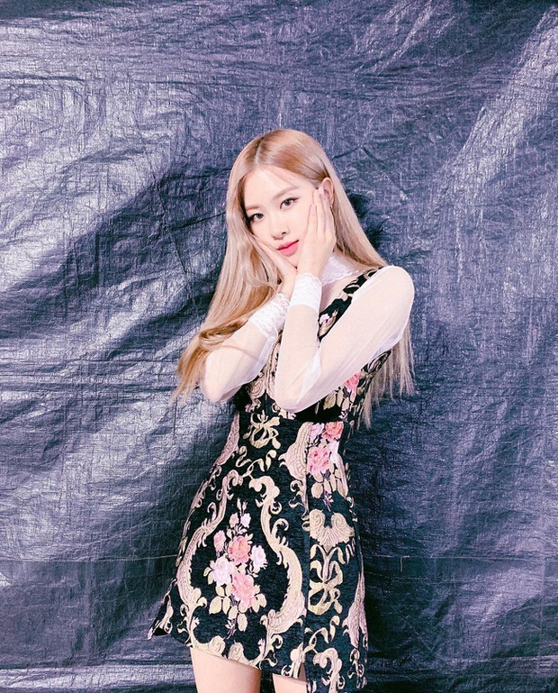 17 chiêu tạo dáng từ 4 thánh pose hình nhà Black Pink, bạn áp dụng thì sẽ nhận được bão like cho mỗi bức ảnh đăng Facebook - Ảnh 1.