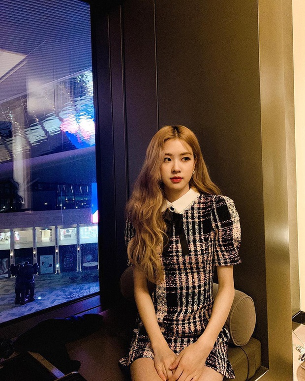 17 chiêu tạo dáng từ 4 thánh pose hình nhà Black Pink, bạn áp dụng thì sẽ nhận được bão like cho mỗi bức ảnh đăng Facebook - Ảnh 2.