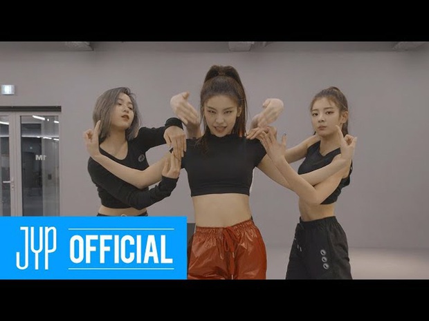 JYP muốn chia rẽ nội bộ ITZY đấy à: Center bị cho ra rìa, main vocal thua thiệt line hát, main dancer lên hình 8 giây, còn lại của Yeji tất? - Ảnh 23.