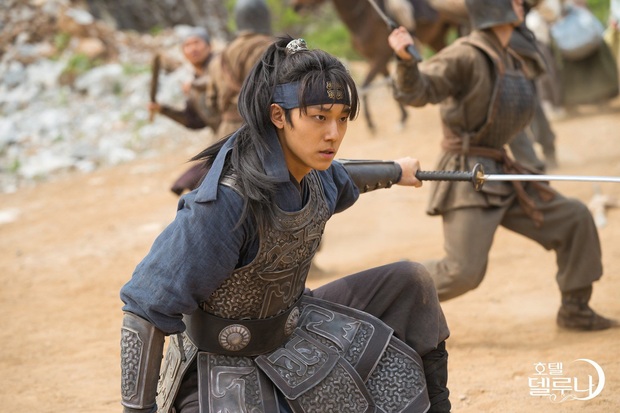 Xem fan Soo Ah - Yi Seo “khẩu chiến” danh xưng nữ chính Tầng Lớp Itaewon, ai còn nhớ “chị Nguyệt” IU từng khổ không kém? - Ảnh 4.