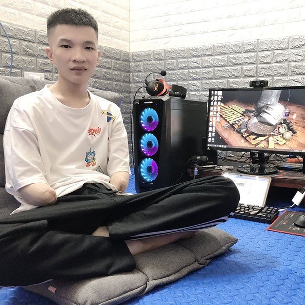 Nam streamer mất hai tay, leo rank bằng chân đạt hạng Chí Tôn PUBG Mobile, được cả cộng đồng ngưỡng mộ! - Ảnh 1.