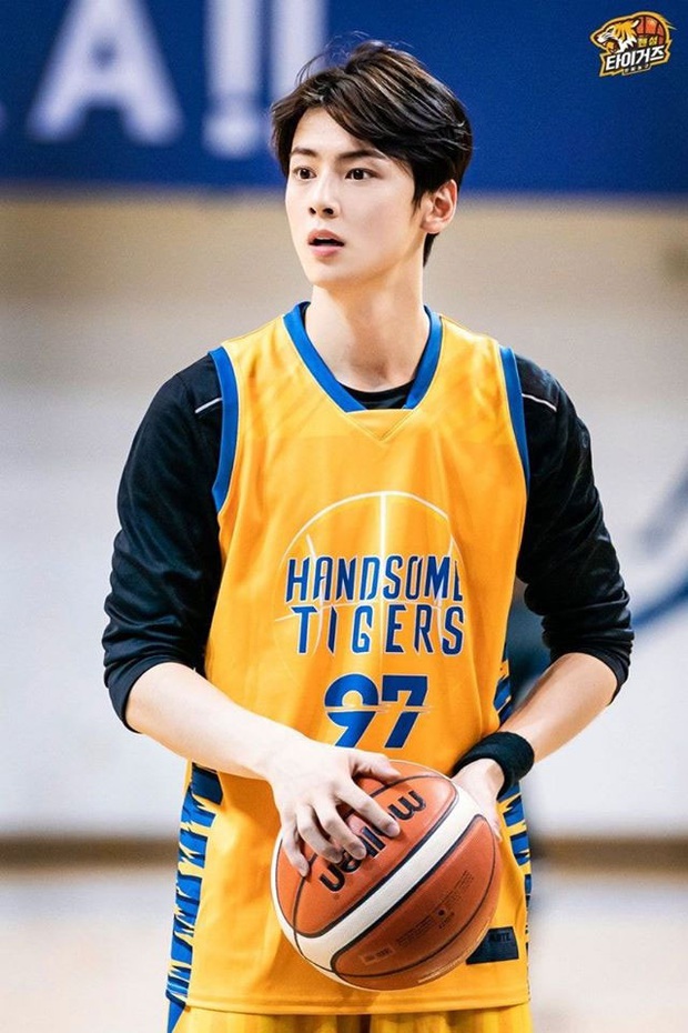 Ngây ngất visual điểm 10 của Cha Eun Woo khi chơi bóng rổ: Nam thần thanh xuân là đây, ảnh thường mà như poster phim - Ảnh 4.
