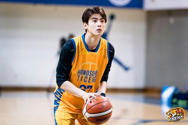 Ngây ngất visual điểm 10 của Cha Eun Woo khi chơi bóng rổ: Nam thần thanh xuân là đây, ảnh thường mà như poster phim - Ảnh 8.