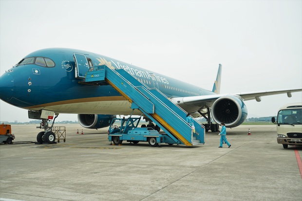 Cận cảnh quy trình vệ sinh khử trùng tàu bay nội địa của Vietnam Airlines - Ảnh 8.