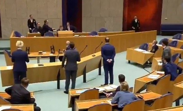 Bộ trưởng Y tế Hà Lan ngất khi đang phát biểu trước quốc hội về COVID-19 - Ảnh 1.
