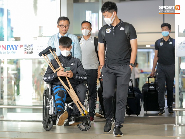 Duy Mạnh phải dùng xe lăn, nhảy lò cò lên xe buýt khi trở về Hà Nội, vẫn chưa thể đi chụp chiếu đầu gối - Ảnh 2. Duy Mạnh phải dùng xe lăn, nhảy lò cò lên xe buýt khi trở về Hà Nội, vẫn chưa thể đi chụp chiếu đầu gối - Ảnh 2.
