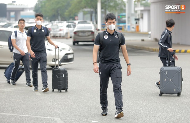 Duy Mạnh phải dùng xe lăn, nhảy lò cò lên xe buýt khi trở về Hà Nội, vẫn chưa thể đi chụp chiếu đầu gối - Ảnh 8. Duy Mạnh phải dùng xe lăn, nhảy lò cò lên xe buýt khi trở về Hà Nội, vẫn chưa thể đi chụp chiếu đầu gối - Ảnh 8.