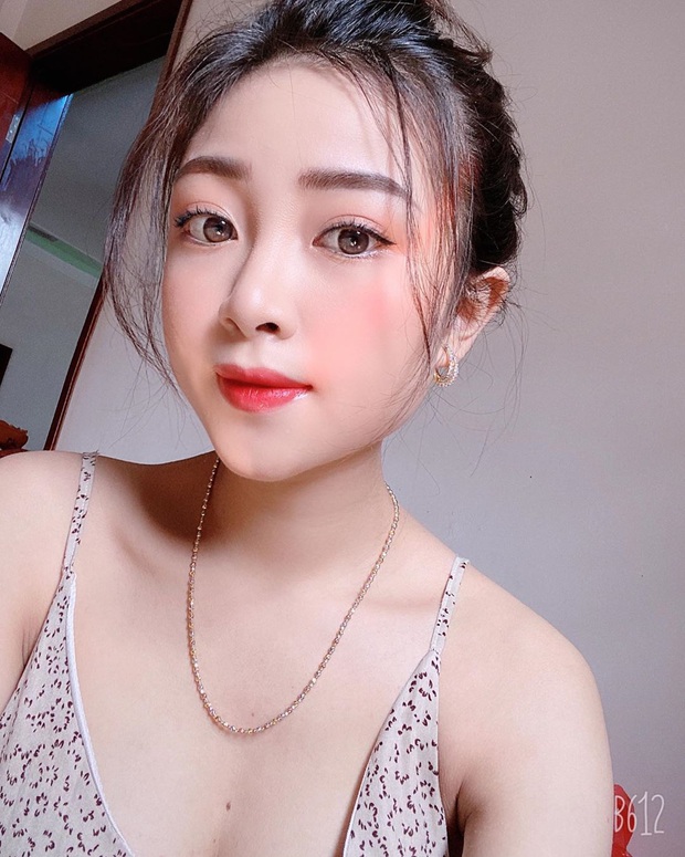 Nhật Linh (vợ Văn Đức) khoe ảnh sexy, bắt trend thả thính ngọt ngào: Yêu không cần cớ. Cần Đức cơ. - Ảnh 3. Nhật Linh (vợ Văn Đức) khoe ảnh sexy, bắt trend thả thính ngọt ngào: Yêu không cần cớ. Cần Đức cơ. - Ảnh 3.