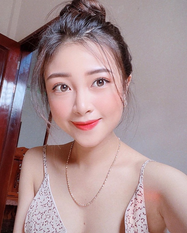 Nhật Linh (vợ Văn Đức) khoe ảnh sexy, bắt trend thả thính ngọt ngào: Yêu không cần cớ. Cần Đức cơ. - Ảnh 5. Nhật Linh (vợ Văn Đức) khoe ảnh sexy, bắt trend thả thính ngọt ngào: Yêu không cần cớ. Cần Đức cơ. - Ảnh 5.