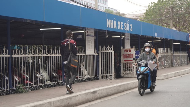 Sinh viên đi học sau nhiều tuần nghỉ, hàng quán tấp nập, đông khách trở lại - Ảnh 2. Sinh viên đi học sau nhiều tuần nghỉ, hàng quán tấp nập, đông khách trở lại - Ảnh 2.