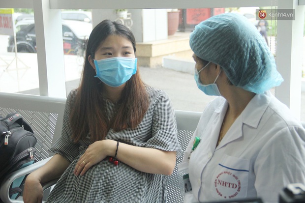 30 bệnh nhân trở về từ Vũ Hán được xuất viện sau cách ly: Khi ở bên đó, 2 vợ chồng chỉ biết hàng ngày động viên nhau, tâm sự với con trong bụng - Ảnh 2. 30 bệnh nhân trở về từ Vũ Hán được xuất viện sau cách ly: Khi ở bên đó, 2 vợ chồng chỉ biết hàng ngày động viên nhau, tâm sự với con trong bụng - Ảnh 2.