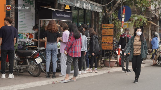 Sinh viên đi học sau nhiều tuần nghỉ, hàng quán tấp nập, đông khách trở lại - Ảnh 13. Sinh viên đi học sau nhiều tuần nghỉ, hàng quán tấp nập, đông khách trở lại - Ảnh 13.