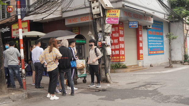 Sinh viên đi học sau nhiều tuần nghỉ, hàng quán tấp nập, đông khách trở lại - Ảnh 15. Sinh viên đi học sau nhiều tuần nghỉ, hàng quán tấp nập, đông khách trở lại - Ảnh 15.