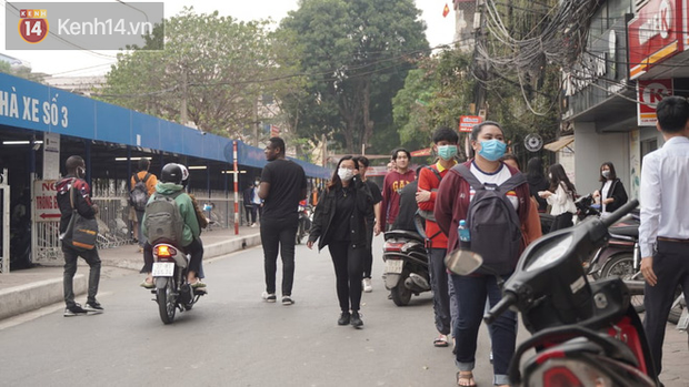 Sinh viên đi học sau nhiều tuần nghỉ, hàng quán tấp nập, đông khách trở lại - Ảnh 3. Sinh viên đi học sau nhiều tuần nghỉ, hàng quán tấp nập, đông khách trở lại - Ảnh 3.