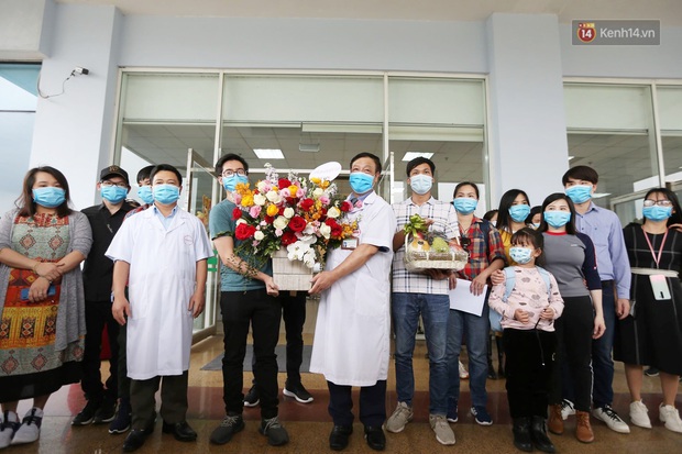 30 bệnh nhân trở về từ Vũ Hán được xuất viện sau cách ly: Khi ở bên đó, 2 vợ chồng chỉ biết hàng ngày động viên nhau, tâm sự với con trong bụng - Ảnh 4. 30 bệnh nhân trở về từ Vũ Hán được xuất viện sau cách ly: Khi ở bên đó, 2 vợ chồng chỉ biết hàng ngày động viên nhau, tâm sự với con trong bụng - Ảnh 4.