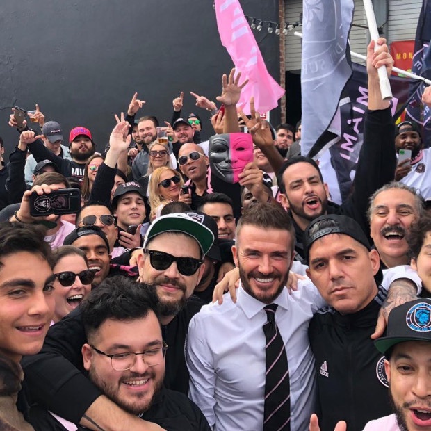 Chủ tịch Beckham diện vest, dẫn gia đình cùng con dâu tương lai đi xem trận đấu đầu tiên của Inter Miami - Ảnh 3. Chủ tịch Beckham diện vest, dẫn gia đình cùng con dâu tương lai đi xem trận đấu đầu tiên của Inter Miami - Ảnh 3.