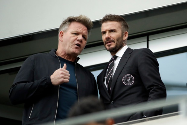 Chủ tịch Beckham diện vest, dẫn gia đình cùng con dâu tương lai đi xem trận đấu đầu tiên của Inter Miami - Ảnh 2. Chủ tịch Beckham diện vest, dẫn gia đình cùng con dâu tương lai đi xem trận đấu đầu tiên của Inter Miami - Ảnh 2.