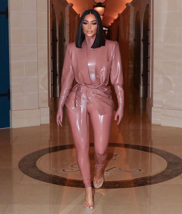 Kim Kardashian diện đồ o ép đến khó thở là thường, nhưng khi cô thay liền 3 bộ một ngày thì ai cũng phải… bái phục - Ảnh 2. Kim Kardashian diện đồ o ép đến khó thở là thường, nhưng khi cô thay liền 3 bộ một ngày thì ai cũng phải… bái phục - Ảnh 2.