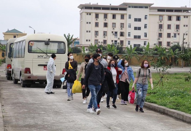 Ninh Bình đón và cách ly 98 người về từ Hàn Quốc - Ảnh 1. Ninh Bình đón và cách ly 98 người về từ Hàn Quốc - Ảnh 1.
