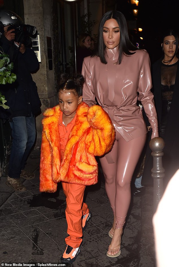 Kim Kardashian diện đồ o ép đến khó thở là thường, nhưng khi cô thay liền 3 bộ một ngày thì ai cũng phải… bái phục - Ảnh 3. Kim Kardashian diện đồ o ép đến khó thở là thường, nhưng khi cô thay liền 3 bộ một ngày thì ai cũng phải… bái phục - Ảnh 3.