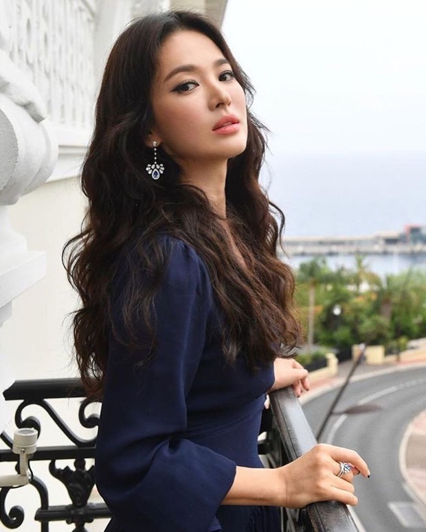 Nhìn lại mới thấy, đây là kiểu tóc giúp Song Hye Kyo cải lão hoàn đồng ngoạn mục nhất? - Ảnh 4. Nhìn lại mới thấy, đây là kiểu tóc giúp Song Hye Kyo cải lão hoàn đồng ngoạn mục nhất? - Ảnh 4.