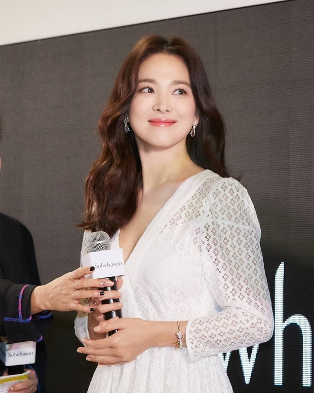 Nhìn lại mới thấy, đây là kiểu tóc giúp Song Hye Kyo cải lão hoàn đồng ngoạn mục nhất? - Ảnh 5. Nhìn lại mới thấy, đây là kiểu tóc giúp Song Hye Kyo cải lão hoàn đồng ngoạn mục nhất? - Ảnh 5.