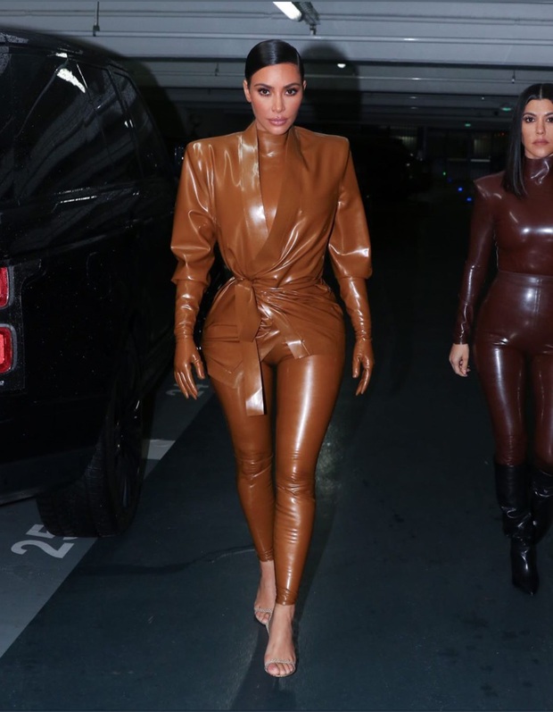 Kim Kardashian diện đồ o ép đến khó thở là thường, nhưng khi cô thay liền 3 bộ một ngày thì ai cũng phải… bái phục - Ảnh 6. Kim Kardashian diện đồ o ép đến khó thở là thường, nhưng khi cô thay liền 3 bộ một ngày thì ai cũng phải… bái phục - Ảnh 6.