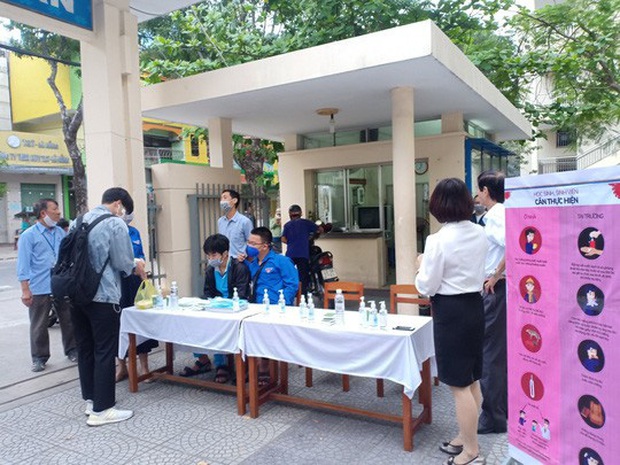  [Ảnh] Học sinh lớp 12 ở Đà Nẵng quay lại trường học sau kỳ nghỉ dài phòng dịch Covid-19 - Ảnh 7.