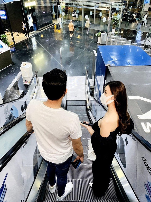 Lại dậy sóng Midu hẹn hò trai đẹp Quốc Trường, hết ngồi cạnh nhau khi ăn tối tới bắn tim cực ngọt ngào - Ảnh 1. Lại dậy sóng Midu hẹn hò trai đẹp Quốc Trường, hết ngồi cạnh nhau khi ăn tối tới bắn tim cực ngọt ngào - Ảnh 1.