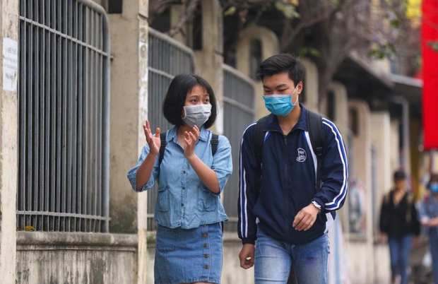 Bộ GD&ĐT khuyên lưu học sinh hạn chế di chuyển, cân nhắc việc về nước - Ảnh 1.