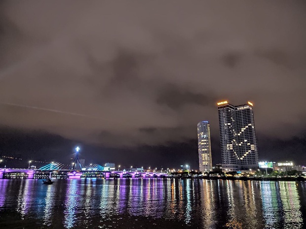 Nhiều tòa nhà cao tầng tại 17 tỉnh thành đồng loạt thắp sáng biểu tượng hình trái tim: Gửi yêu thương tới tiền tuyến chống dịch Covid-19 - Ảnh 1.